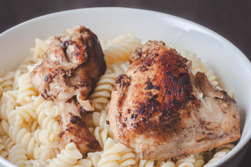 Lunch of this athlete for loading with complex carbohydrates and energy for a long time from pasta and chicken