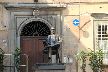 Monument to Giacomo Puccini - obrazy, fototapety, plakaty