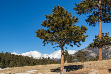 Obraz premium Snow covered mountains in Rocky Mountain National Park, Colorado