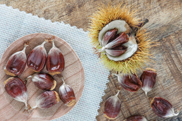 Edelkastanien Nussfrüchte auf dem Holztisch