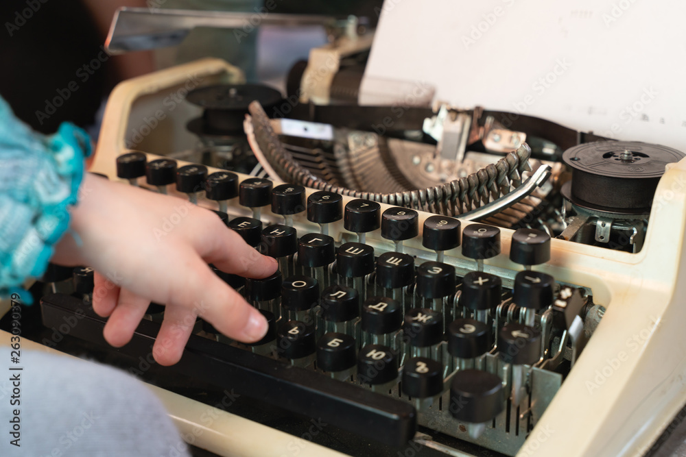 Fototapete hands writing on an old typewriter. retro-style. keyboard and font