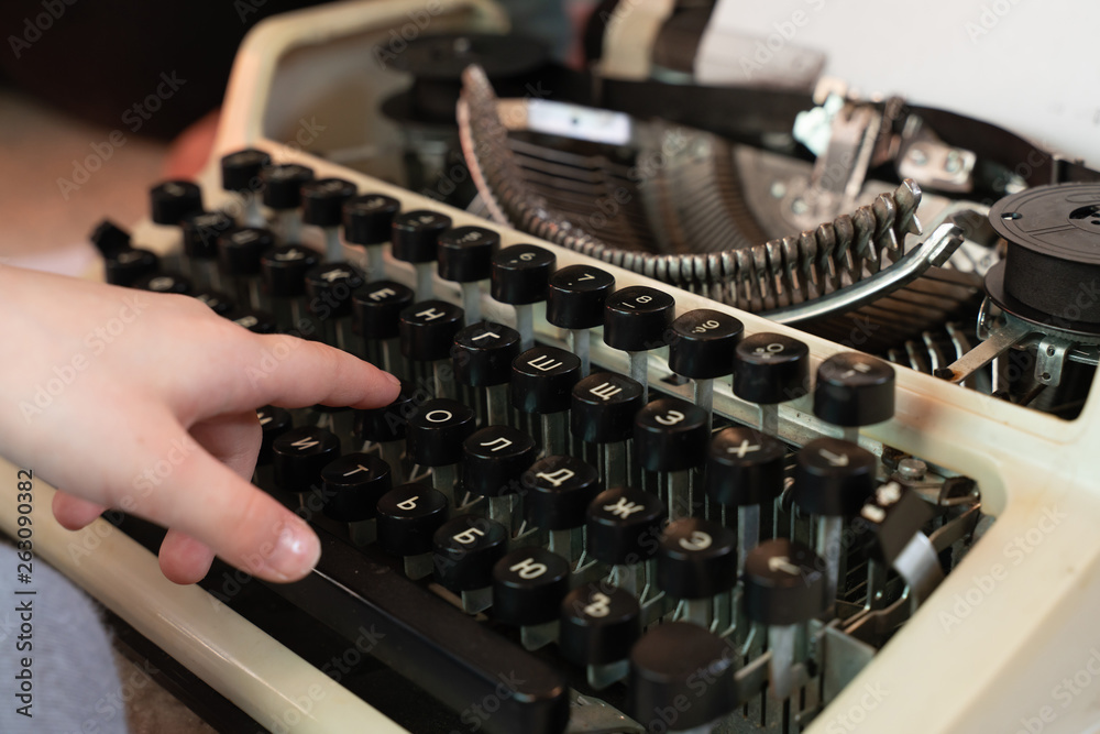 Fototapete hands writing on an old typewriter. retro-style. keyboard and font
