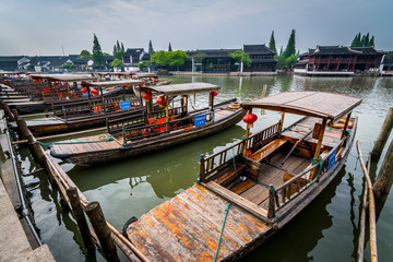 botes amarrados