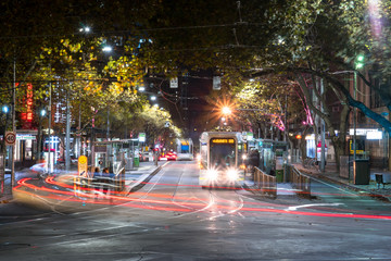 Naklejka premium ulica Melbourne w nocy
