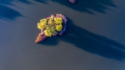 nad jeziorem o wschodzie słońca © Piotr