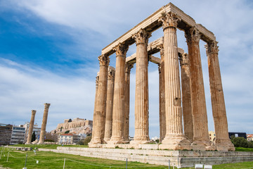 Obraz premium Ruins of the ancient Temple of Olympian Zeus in Athens with Acropolis hill in the background