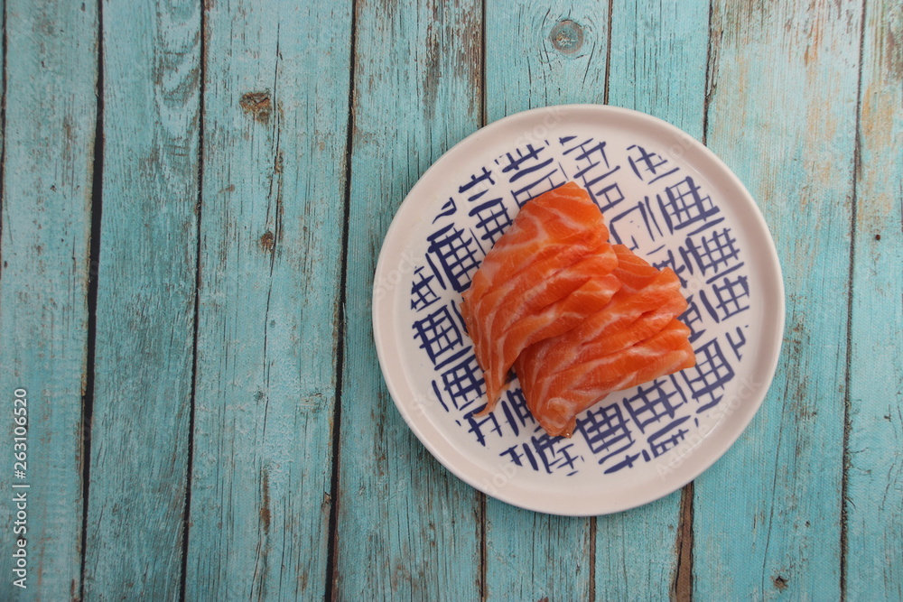 Poster Sashimi saumon sur une assiette