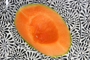 Melon juteux sur une assiette