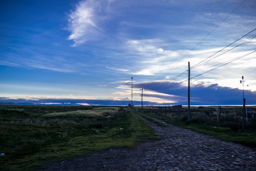 Fototapeta na wymiar Vista de camino rústico hacia el muelle del mistico lago Titicaca