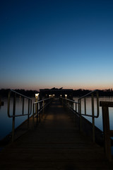 Fototapeta premium Bootsanlegestelle am See, Abendrot, blaue Stunde