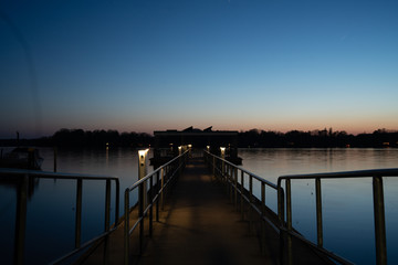 Fototapeta premium Bootsanlegestelle am See, Abendrot, blaue Stunde