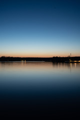 Fototapeta na wymiar Abendhimmel über einem See, Abendrot