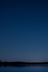 blauer Nachthimmel nach der Dämmerung, bei Vollmond, ohne Wolken
