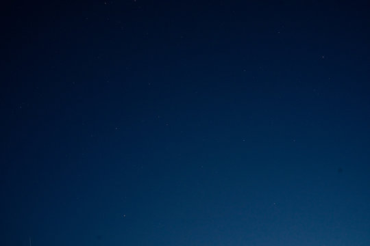 dunkelblauer Nachthimmel nach der Dämmerung, bei Vollmond, ohne Wolken