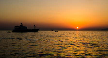 Naklejka na ściany i meble yacht and a sunset