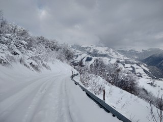 Bonitos Paisajes de invierno con monte y árboles cargados de nieve en pueblo de Parva,...
