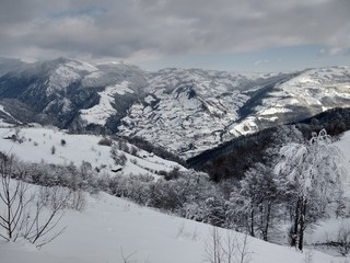 Bonitos Paisajes de invierno con monte y árboles cargados de nieve en pueblo de Parva,...