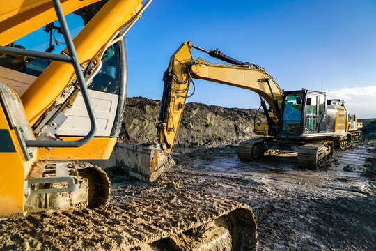 Erdbewegung trotz N&auml;sse ,zwei Bagger trotzen den Schlamm