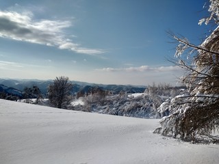 Bonitos Paisajes de invierno con monte y árboles cargados de nieve en pueblo de Parva,...