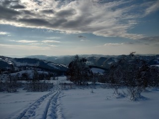 Bonitos Paisajes de invierno con monte y árboles cargados de nieve en pueblo de Parva,...
