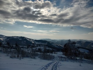 Bonitos Paisajes de invierno con monte y &aacute;rboles cargados de nieve en pueblo de Parva, Ruman&iacute;a,Transilvania