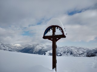 Paisaje de invierno pico de montaña el pueblo de Parva, Rumanía Transilvania. Crucifijo ortodoxo