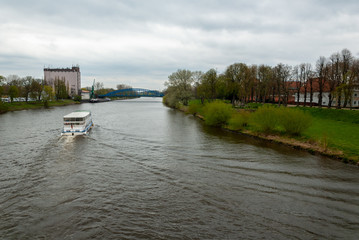 Ausflugsschiff auf der Weser in Nienburg bei bewölktem Himmel im Frühling