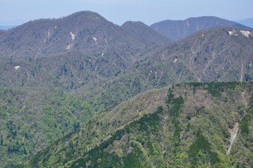 新緑の西丹沢山並み