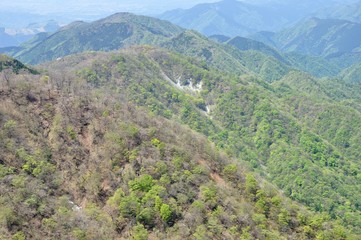 Fototapeta na wymiar 春の鍋割山稜と檜岳山稜