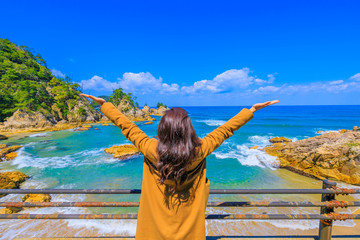 浦富海岸を眺める女性