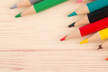 Obraz premium close-up image of Colourful pencils on wooden desk