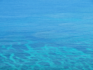 青い透き通った沖縄の海