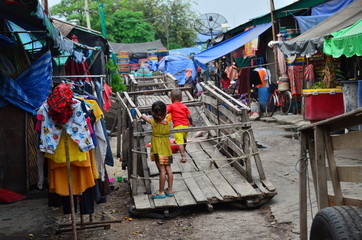 タイとカンボジアの国境の街　タイ側のアランヤプラテート　台車に乗って遊ぶ少女と少年