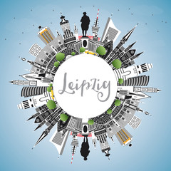 Fototapeta premium Panoramę miasta Lipsk, Niemcy, szare budynki, błękitne niebo i miejsce na kopię.