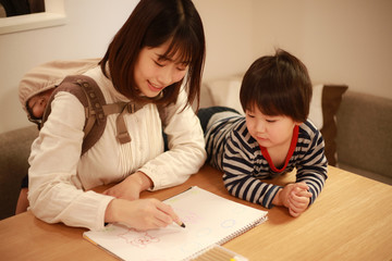 お絵描きする親子