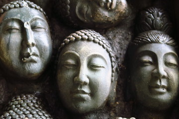 Têtes de bouddha sculptées en pierre