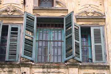 Fototapeta na wymiar Fenêtre ancienne avec barreaux et volets