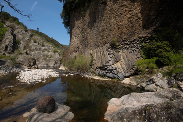 Flusslandschaft bei Jaujac in den Monts d'Ardéche in Frankreich