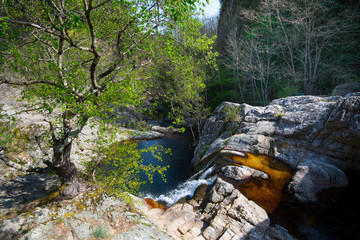 Flusslandschaft bei Jaujac in den Monts d'Ardéche in Frankreich
