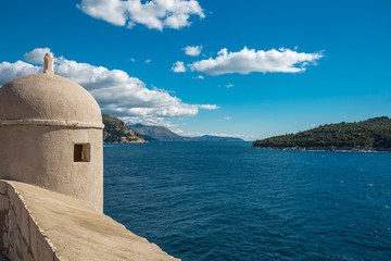 Aussicht von der Stadtmauer auf die Bucht bei Dubrovnik