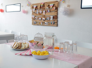 Mesa de cumpleaños blanca y rosada