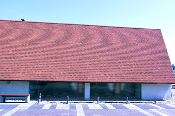 屋根がオレンジ色の休憩所