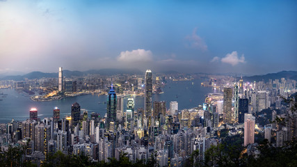 Fototapeta premium Widok na panoramę Hongkongu wieczorem widziany ze szczytu Victoria, Hongkong, Chiny.