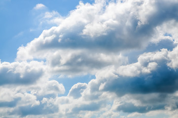 aufziehende Schlechtwetterfront, Gewitterwolken zeigen sich am blauen Himmel
