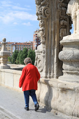 mujer anciana paseando con bastón madrid 4M0A8877-as19