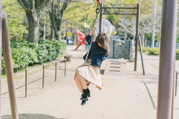 公園で遊ぶ女性