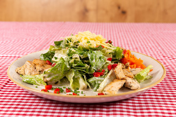 Hühnersalat mit frischem Gemüse