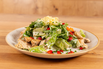 Hühnersalat mit frischem Gemüse