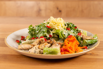 Hühnersalat mit frischem Gemüse