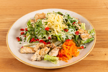 Hühnersalat mit frischem Gemüse